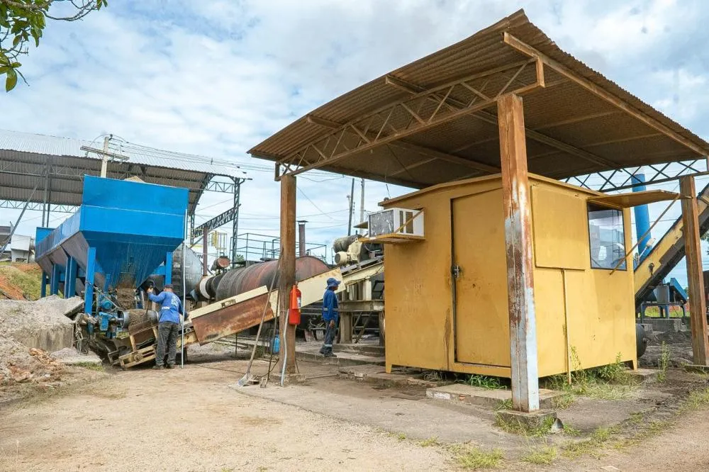Emurb prepara asfalto para ampliar tapa-buracos em Rio Branco