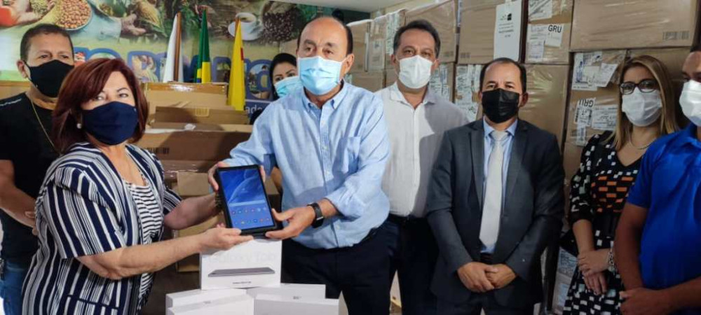 Prefeito Tião Bocalom e secretária Nabiha Bestene mostram tablets que serão entregues aos alunos da rede pública municipal (Foto: Evandro Derze/Assecom)