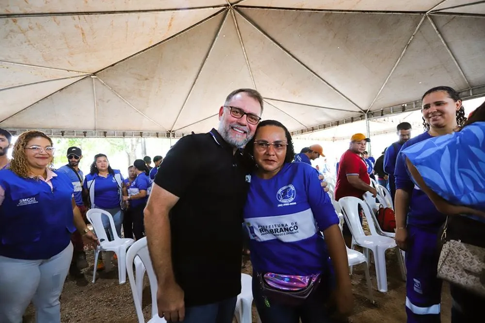 Prefeitura reúne garis e margaridas em homenagem pelo Dia Municipal do Gari