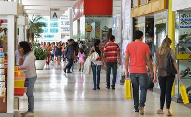 Shopping no centro de Brasília tem movimento intenso no último fim de semana antes do Natal