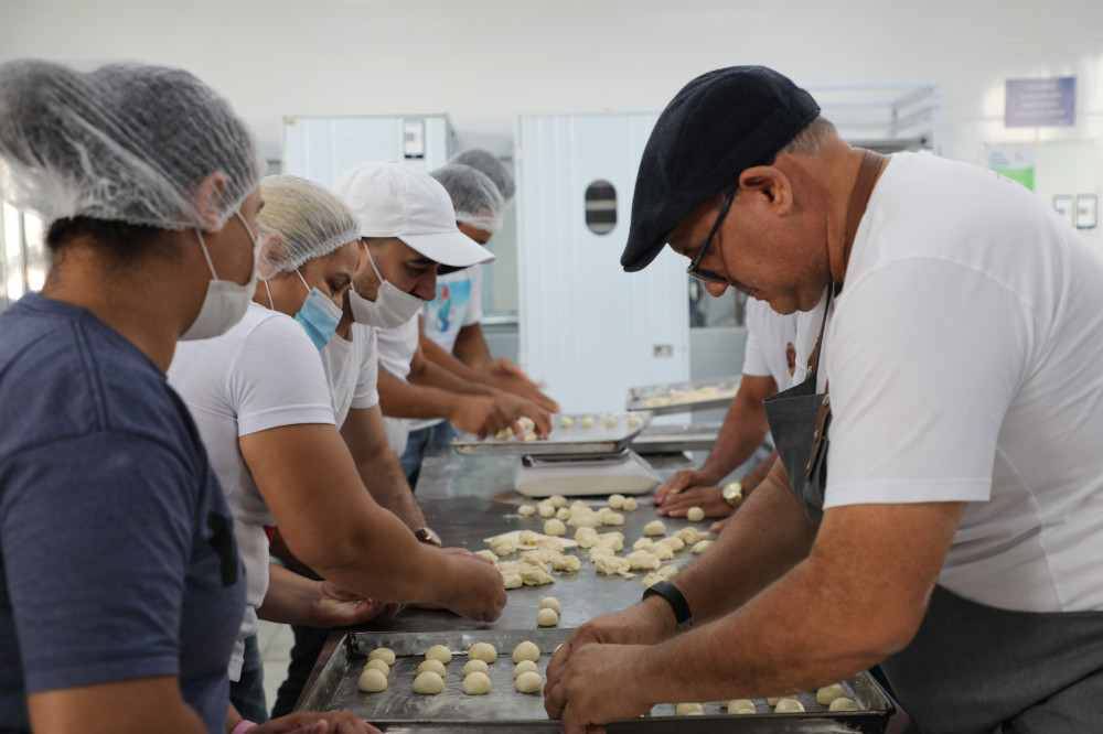 Marcos Gugel, ministrando curso de fermentação natural para alunos, profissionais e empresários de panificação de Rio Branco. (foto: assessoria Sebrae Acre)