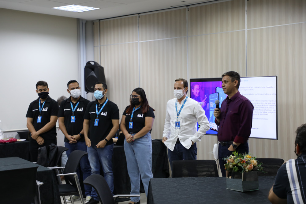 Superintendente do Sebrae no Acre, Marcos Lameira e o diretor técnico Lauro Veiga com os agentes de inovação (ALI). Foto: assessoria