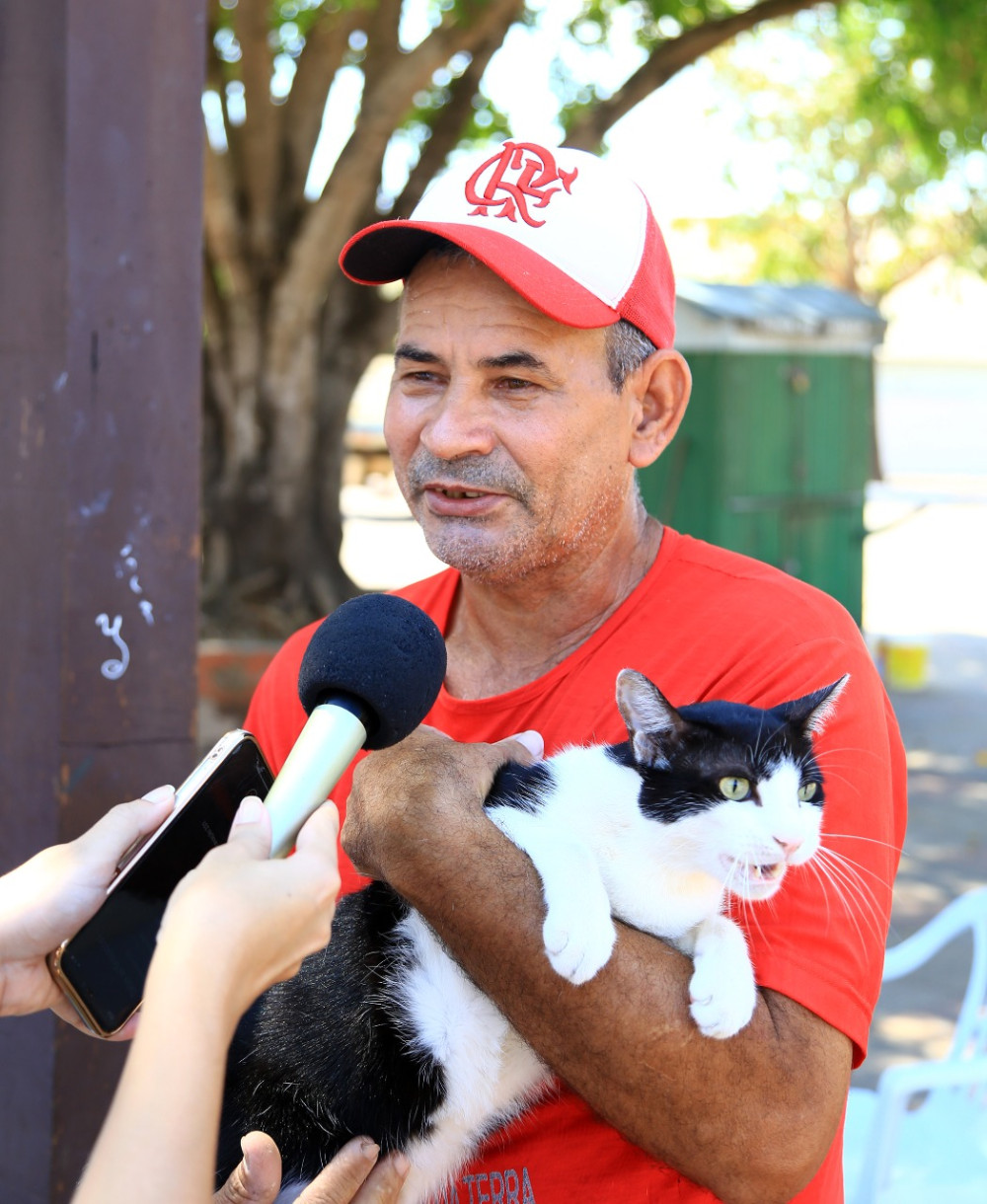 Seu Raimundo e o gatinho Romeu / Foto: Val Fernandes
