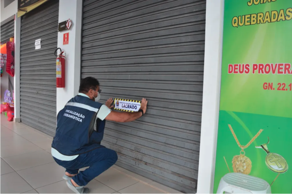 prefeitura que lacrou boxes fechados no Shopping Aquiri (Foto: Felipe Freire/Assecom)